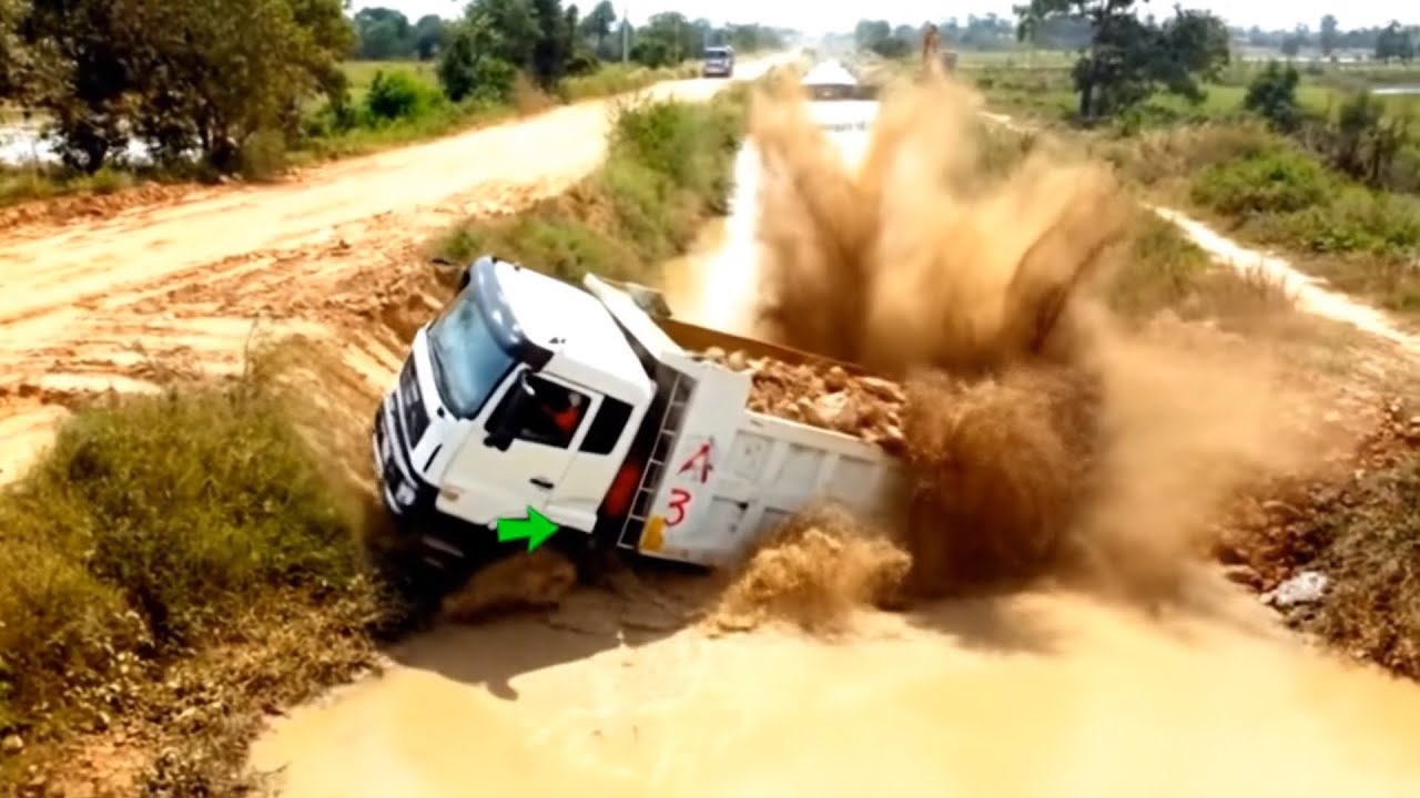 Please don't be in danger,Landfill Dump Truck 25ton Back Uploading Overturned into water canal KOMA…