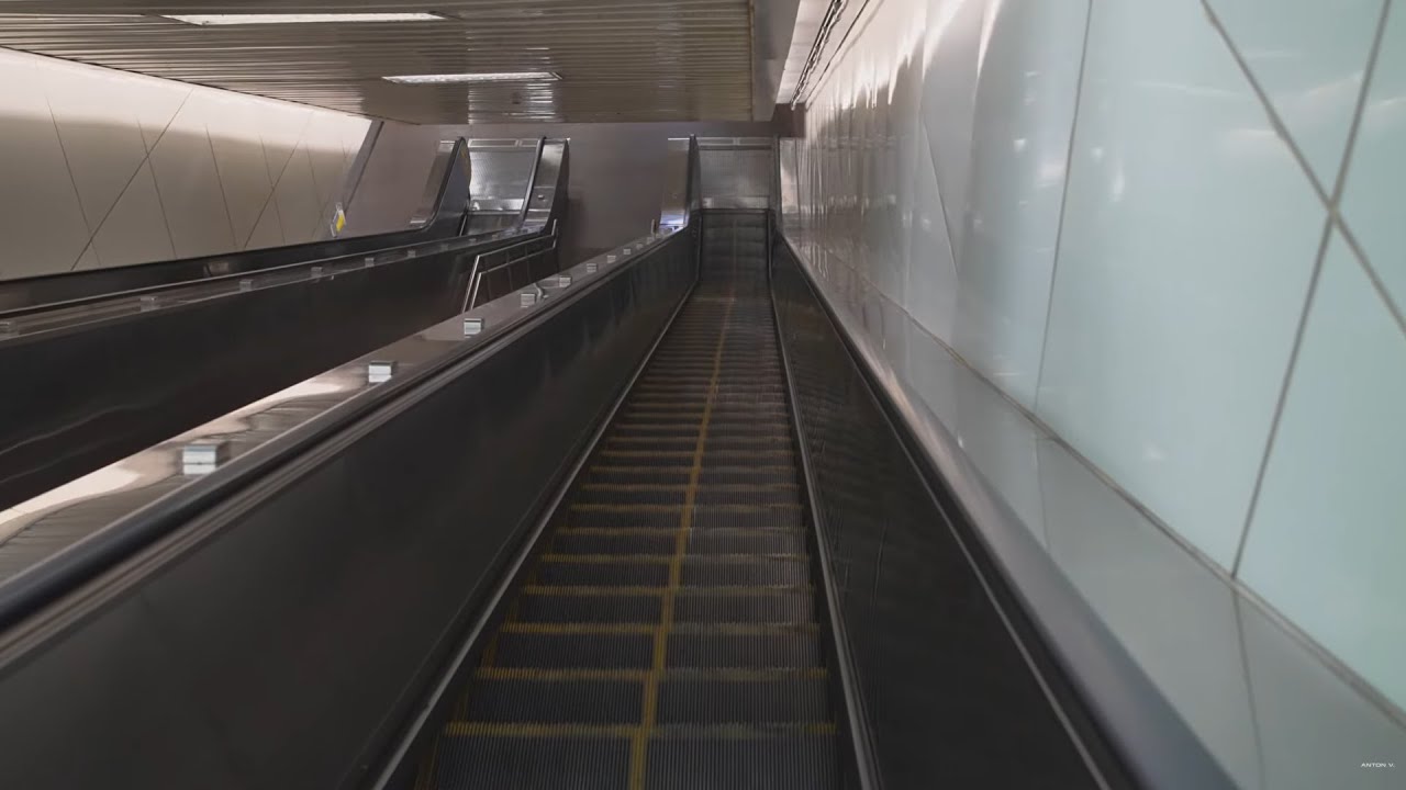 Taiwan, Kaohsiung, walk to FE21' Mega Mall via Sanduo Shopping District MRT station, 2X escalator