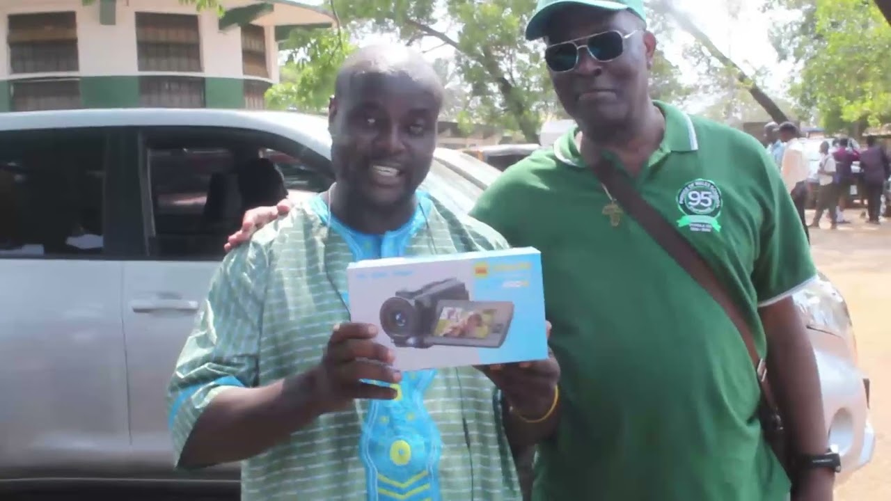 CEO J-TELLL Receives 5K Camera from Ing. Victor Mengot as Gift...Mr. Ellen Setup 