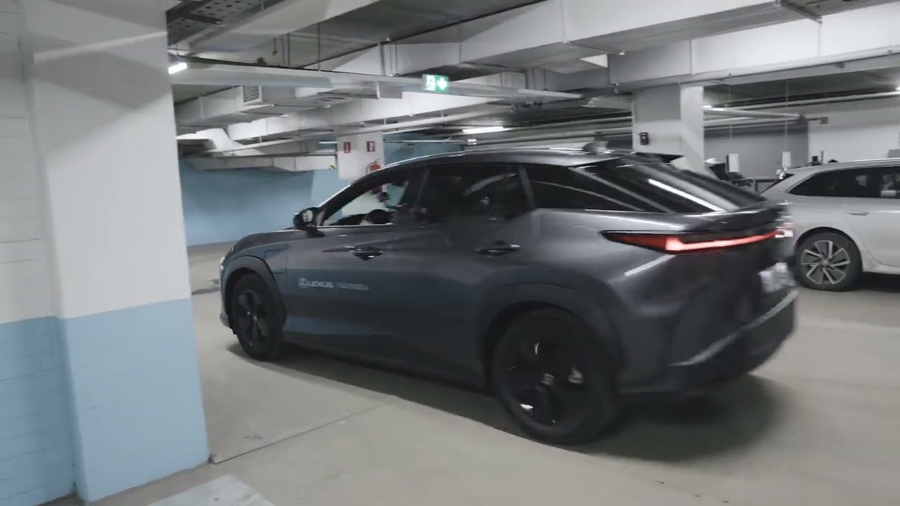 Koeajossa: Sähköisellä ohjauksella varustettu Lexus RZ