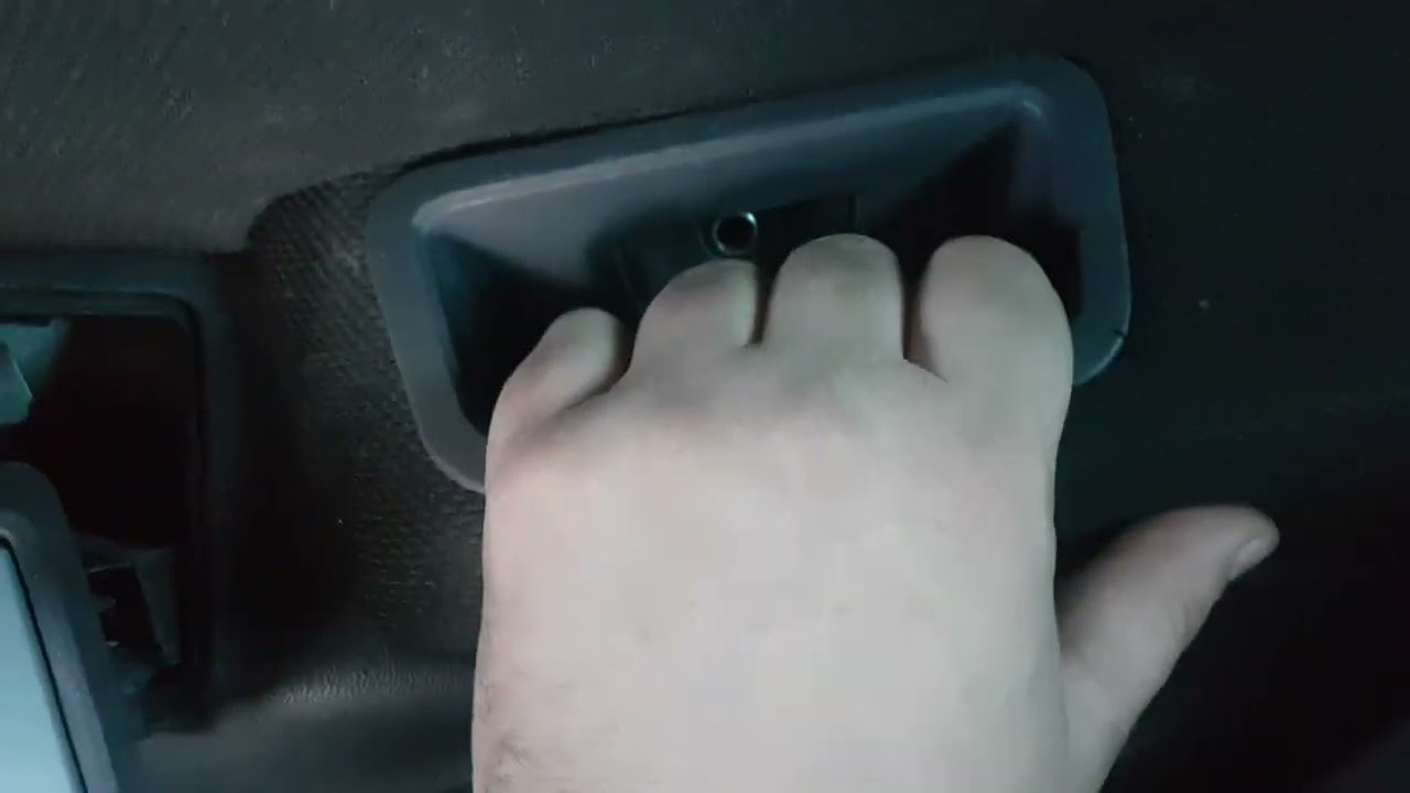 Como abrir a porta que está totalmente travada no fiat idea