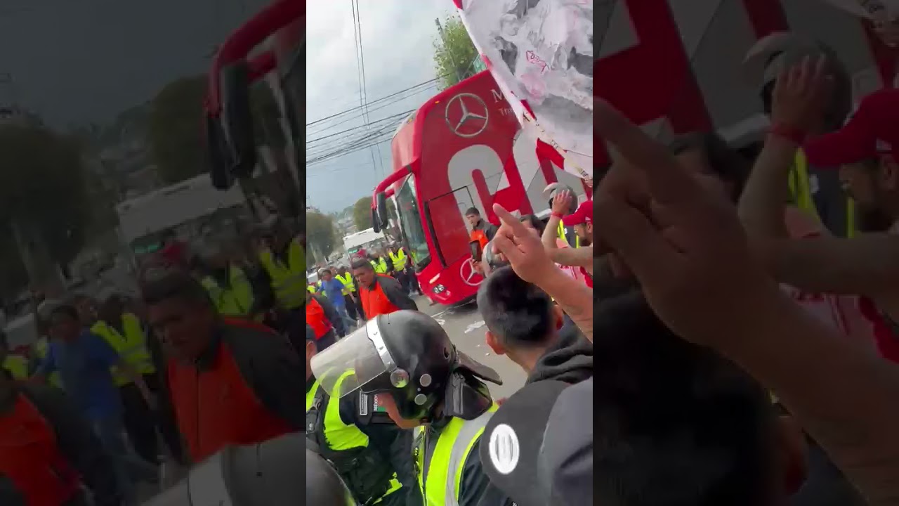Pasillo para el campeón La banda del rojo como siempre haciendo la fiesta y el carnaval 
