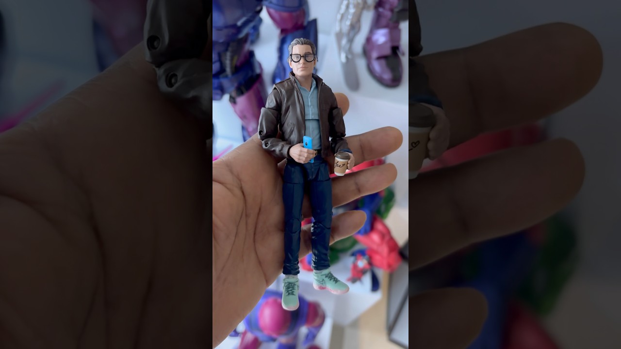 #Hasbro #MarvelLegends #StartingLineUp Сборная фигурка из разных наборов! Одна из многих! Смотрит...