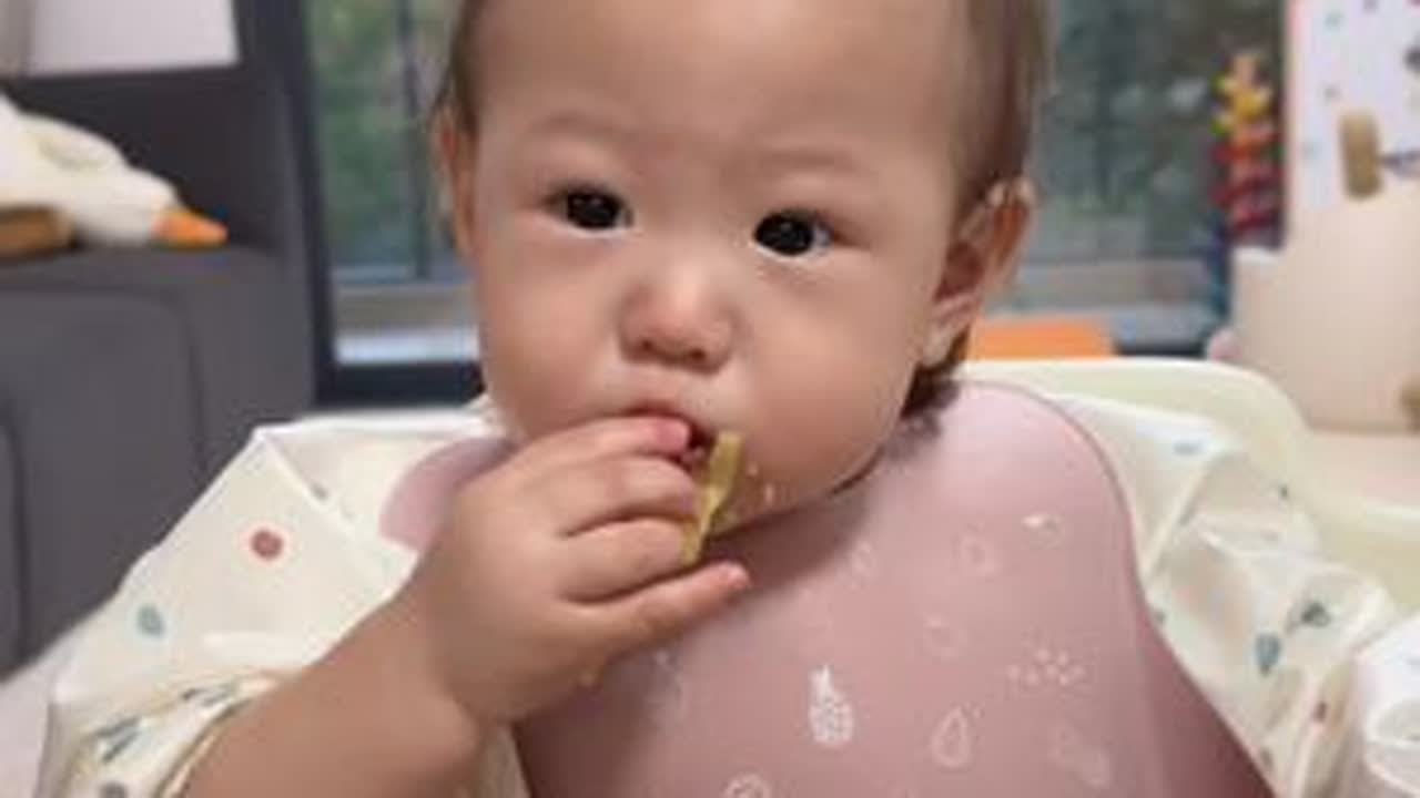 宝儿的一天vlog 能吃能喝能睡 每天活力满满 每周两次早教课  第一次和小朋友玩受伤