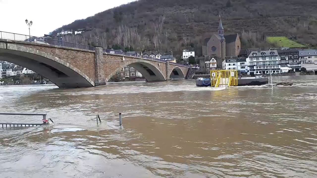 Hochwasser eskaliert in Cochem an der Mosel 04.02.2021 Mosselle escalates in Cochem.
