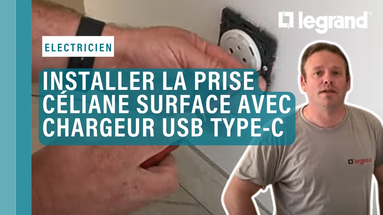 Mathieu, &eacute;lectricien partenaire Legrand, installe la prise C&eacute;liane Surface avec chargeur USB Type-C