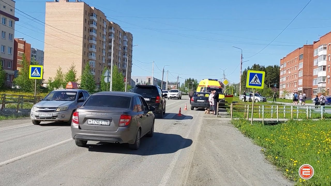 Водитель отвлёкся. В Ревде на пешеходном переходе машина сбила двух девушек