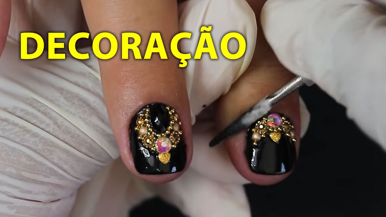 Decoração de Unhas com Pretinho básico e pedrarias