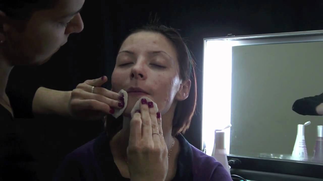 La detersione del viso. Preparare il viso ad un make up impeccabile.