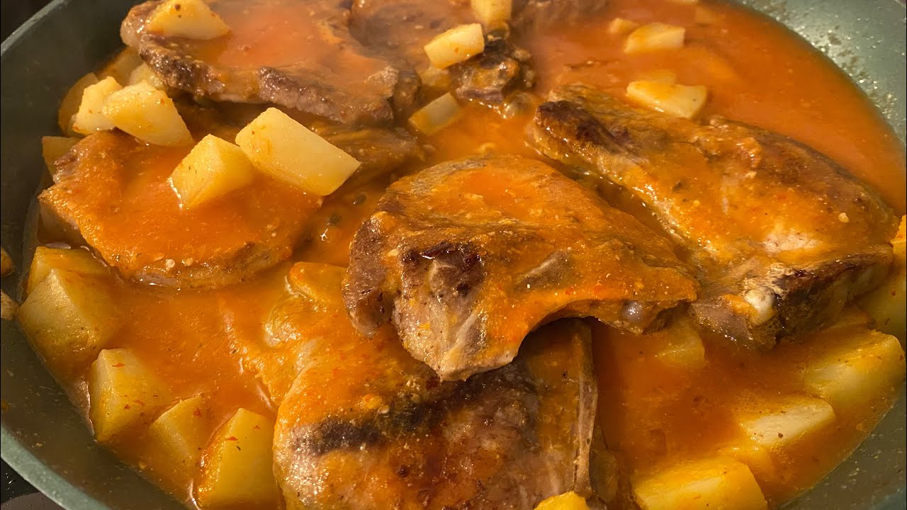 CHULETAS DE PUERCO CON PAPAS EN SALSA ROJA | SALSA ROJA