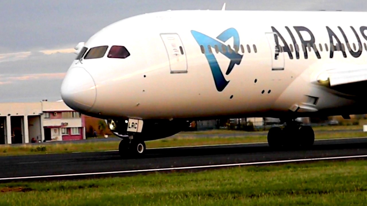 Landing Air Austral Boeing 787-8 Close up !! Mayotte