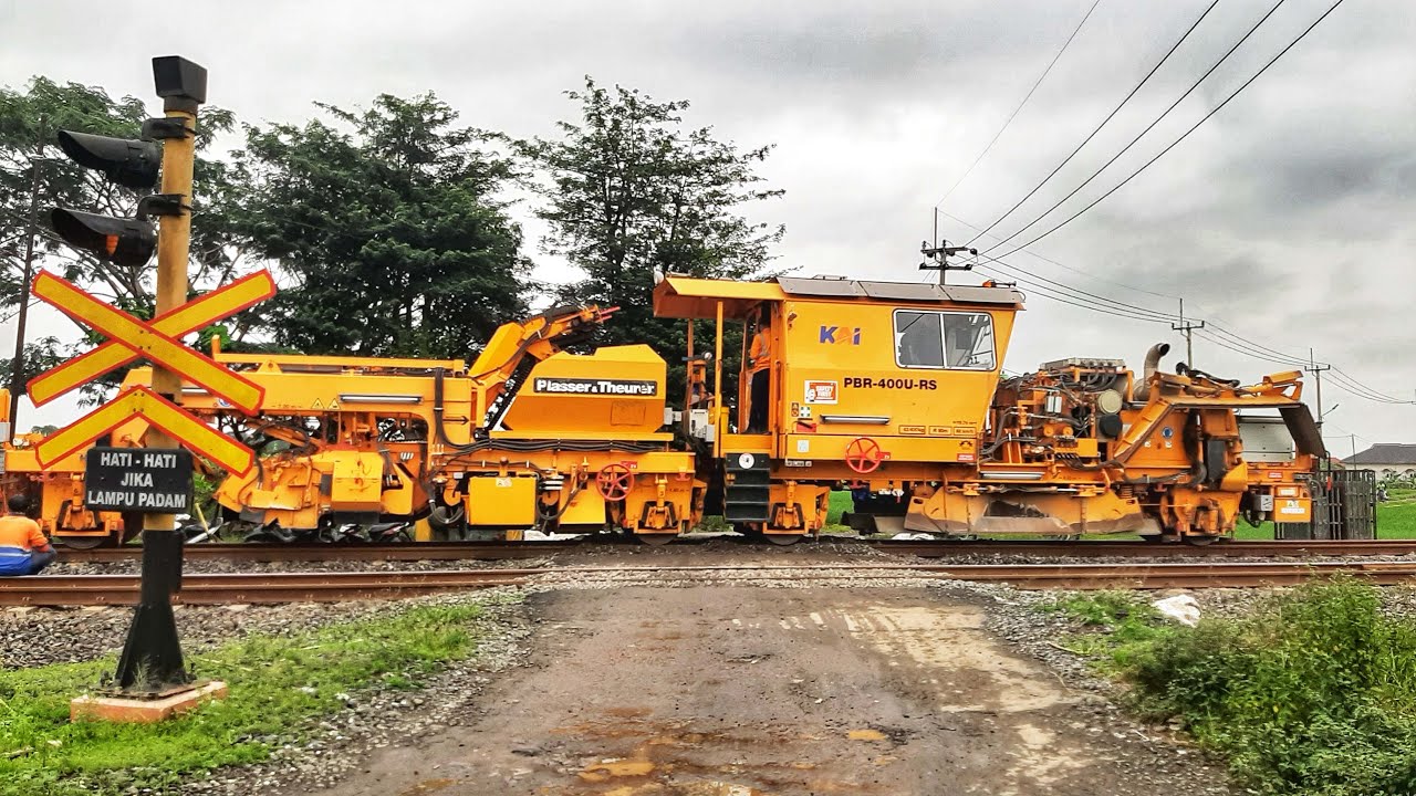 MESIN PERBAIKAN JALAN REL CANGGIH DIPERLINTASAN OTOMATIS ! Kereta Semua MASUK JALUR KIRI !