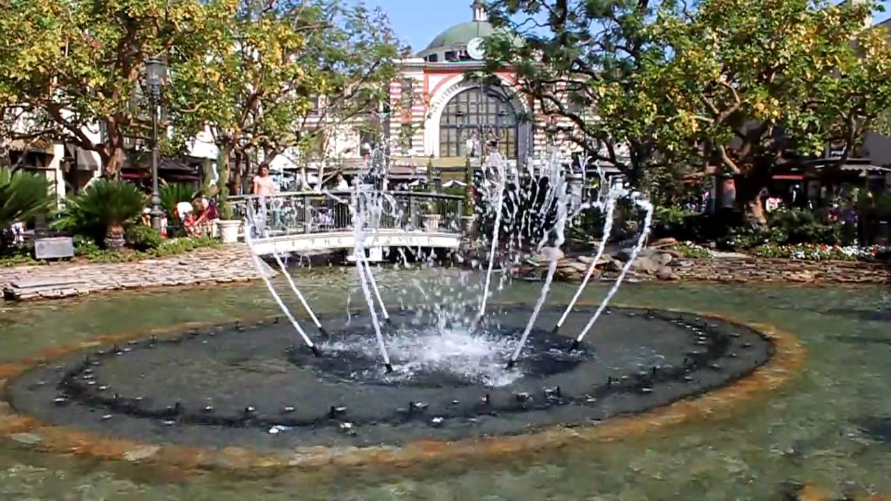 Spettacolo delle fontane danzanti a Farmers Market - Los Angeles