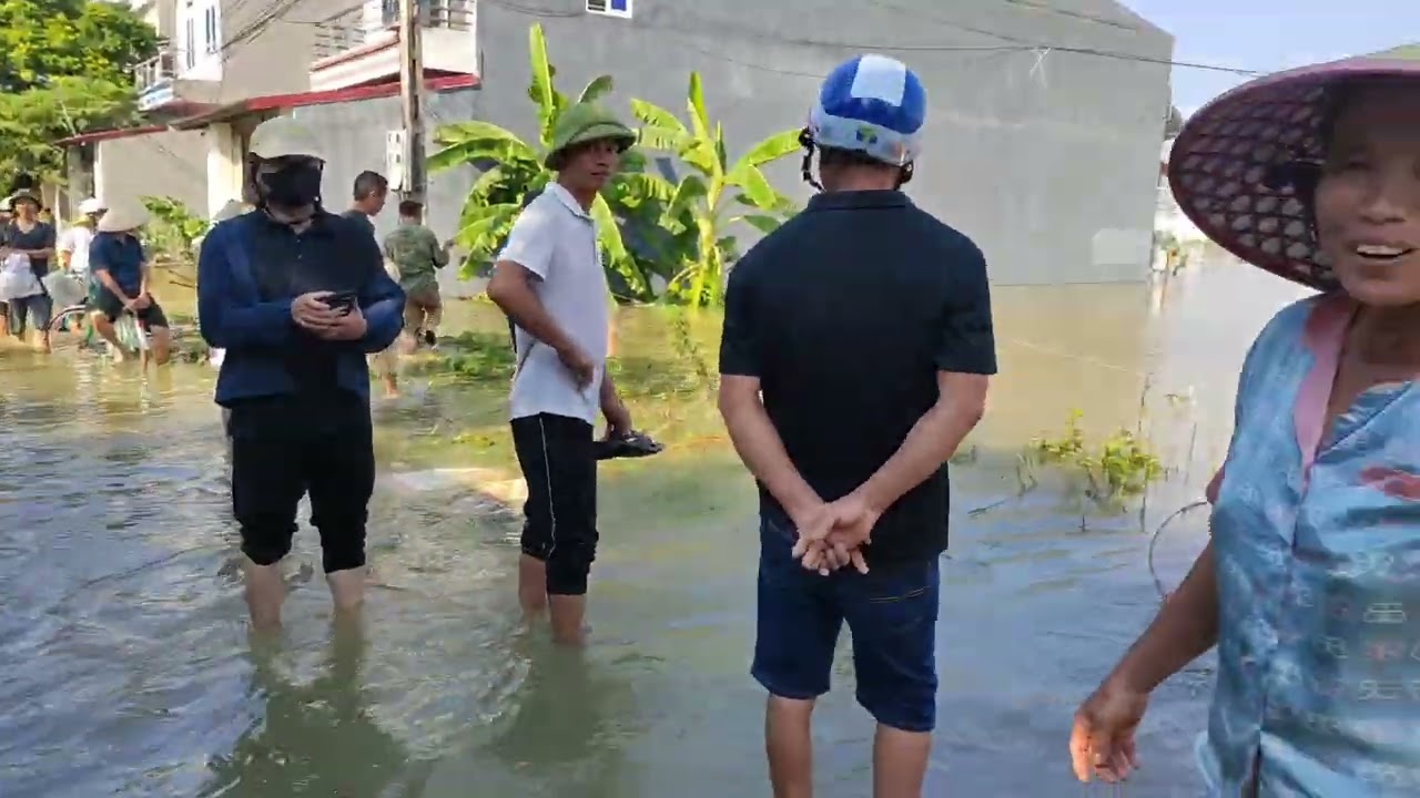 Nước bắt đầu rút nhưng khá chậm. Bà con ra bắt cá rất đông. Nhiều đoàn cứu trợ đến hỗ trợ! 