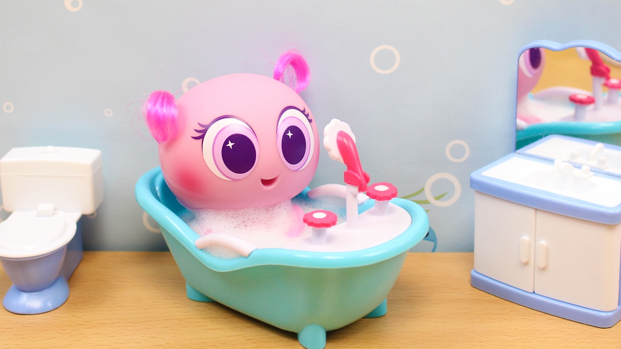 Primer Baño de mi Ksi Merito MACHINCUEPA y se pone malita | Juguetes Distroller