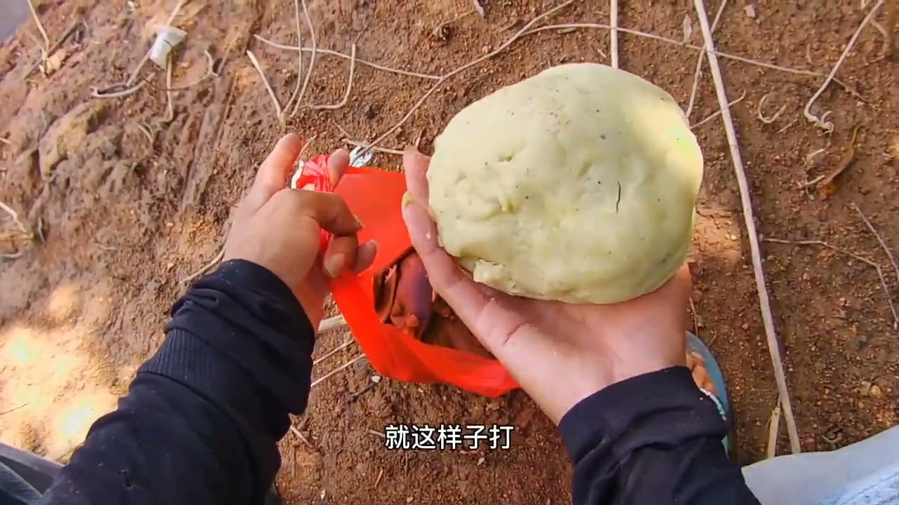生香蕉钓鱼饵料制作全过程，简单好用，竿竿都黑漂。