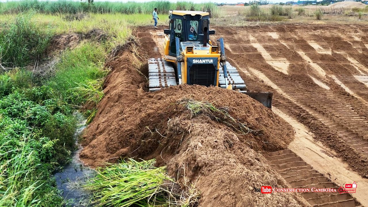 Extreme Shantui Bulldozer Move Sand Downhill Clean the ground to make it flat