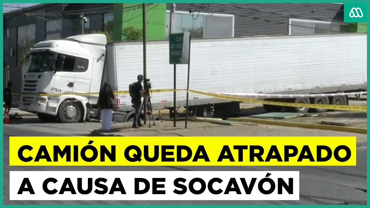 Camión queda atrapado a causa de gigantesco socavón
