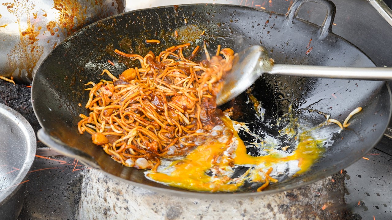 BEST MEE GORENG (Fried Noodles) in PENANG ! - Malaysian Street Food