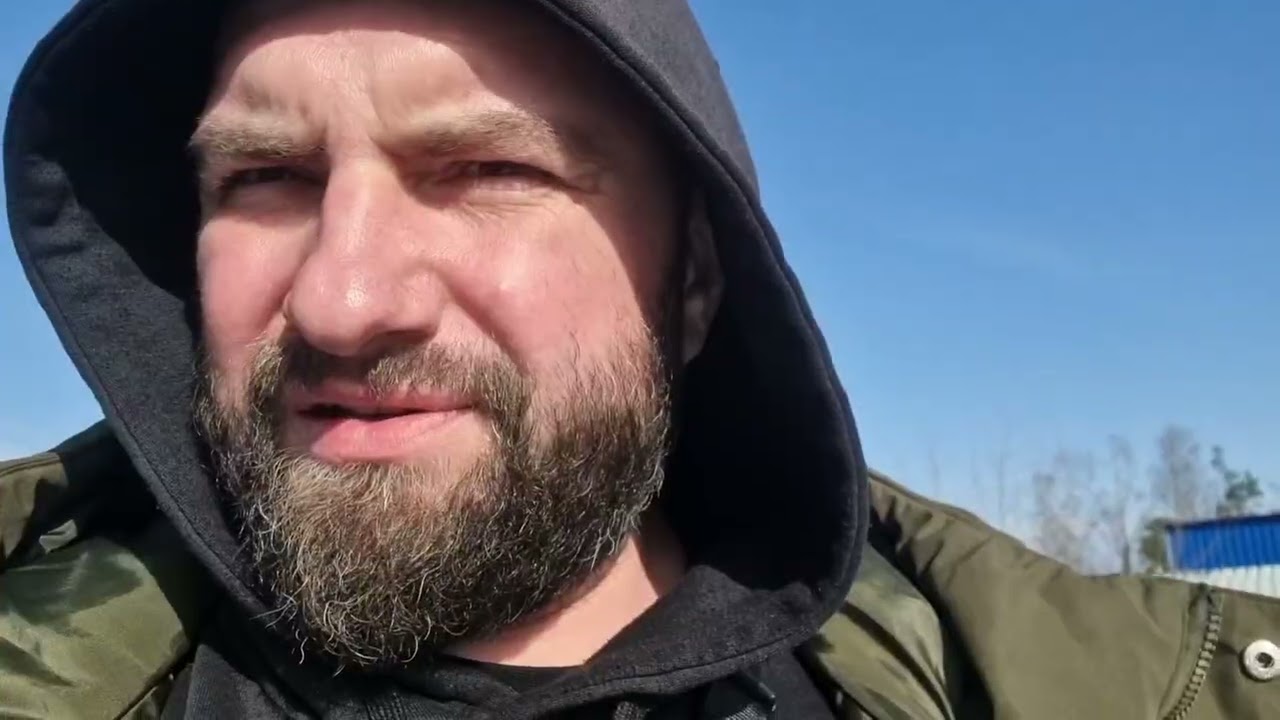БЫТОВКА ИЗ МУСОРА. Часть 2: Чёрный цвет, крыша и утепление
