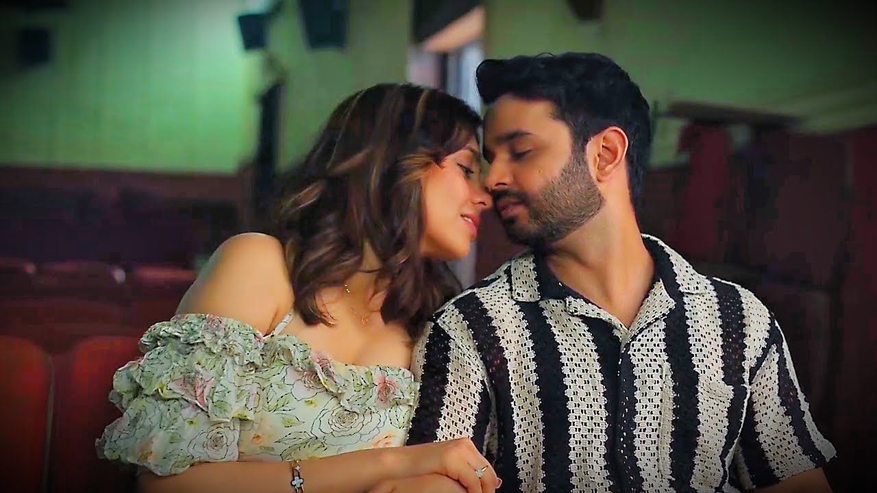 Srishti Ganguly Kiss Spoof 🐽🤪