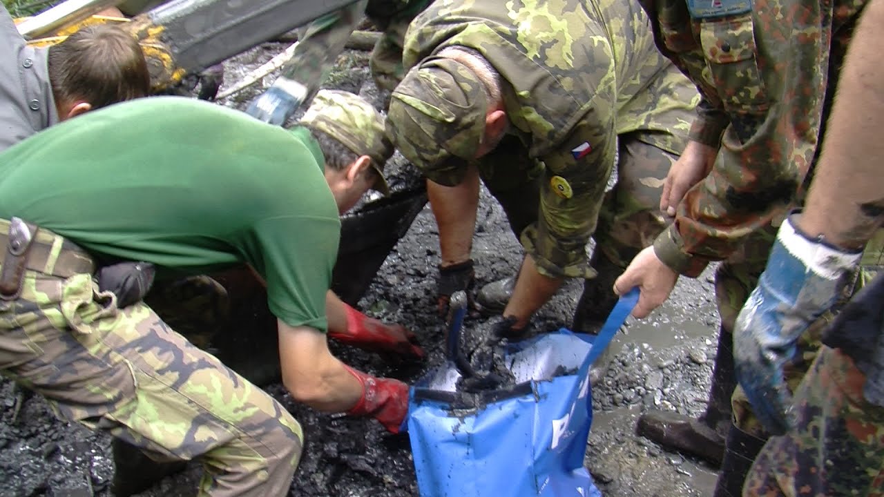 Petrovice u Karviné - Vyzdvižení trosek sovětského stíhacího letounu   www.TelevizeKarvinsko.cz