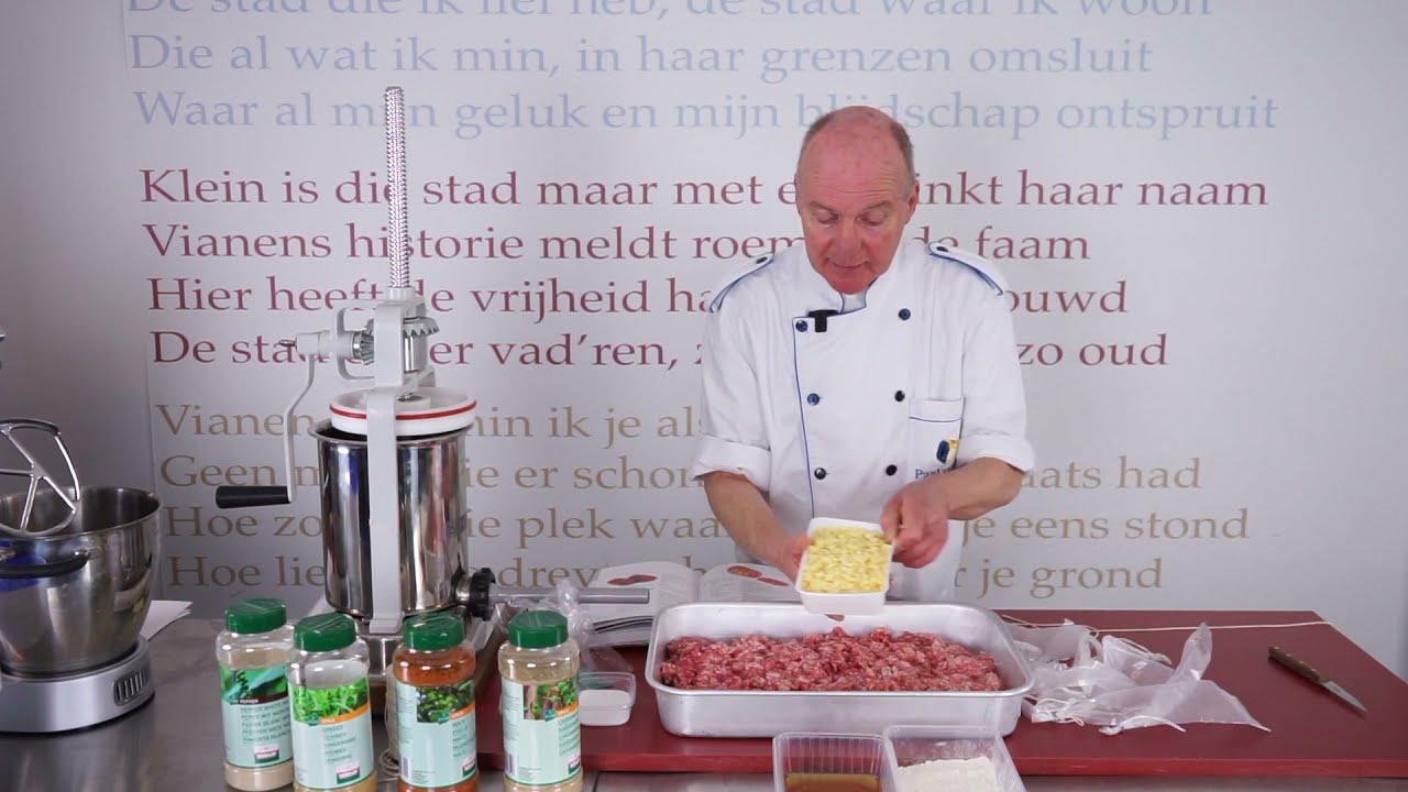Paul van Trigt maakt Grillworst.