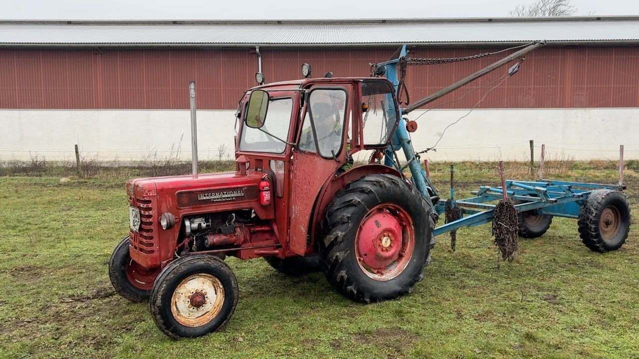 Köp Veterantraktor International Mc Cormick B250 med skogsvagn och vajerkran på Klaravik