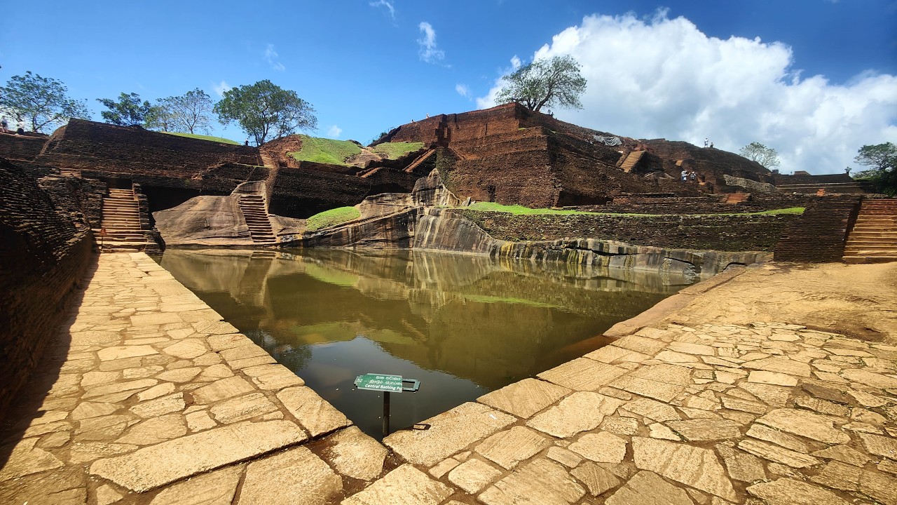 Sigiriya et le rocher du lion, temple et vestige du palais royal au sommet