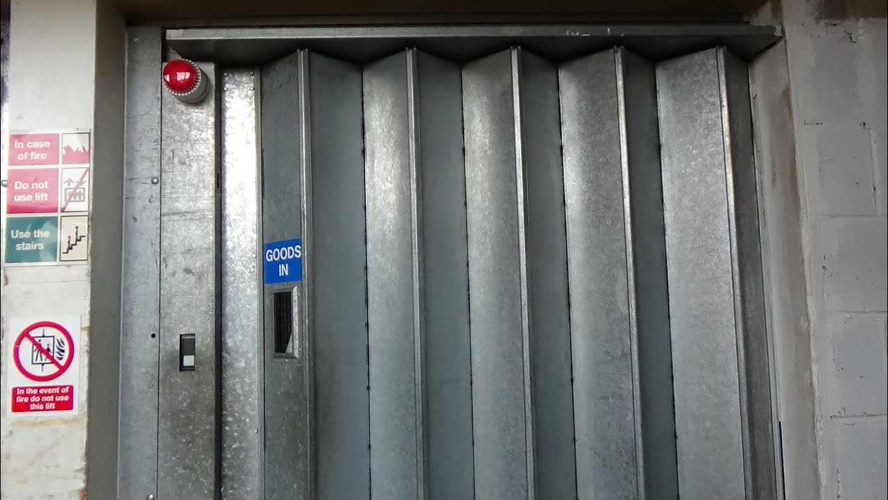 WE GOT TO RIDE CALLENDAR SQUARE'S SERVICE LIFTS! Gated 1960s Express? (Mod. 1990 OTIS Series 1)