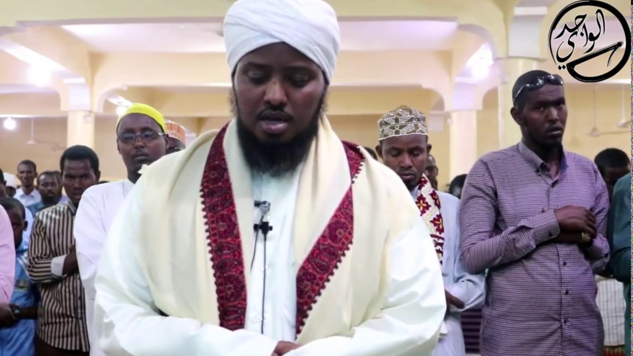 Sheikh Hassan Al  waajidi oo tujinaayo salaada cishaha