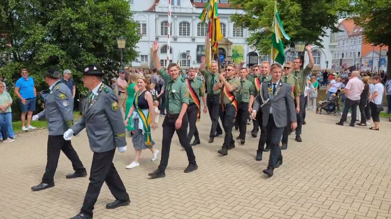 Schützenfest Celle 2024 Aufmarsch der Schützen vor dem Celler Schloss