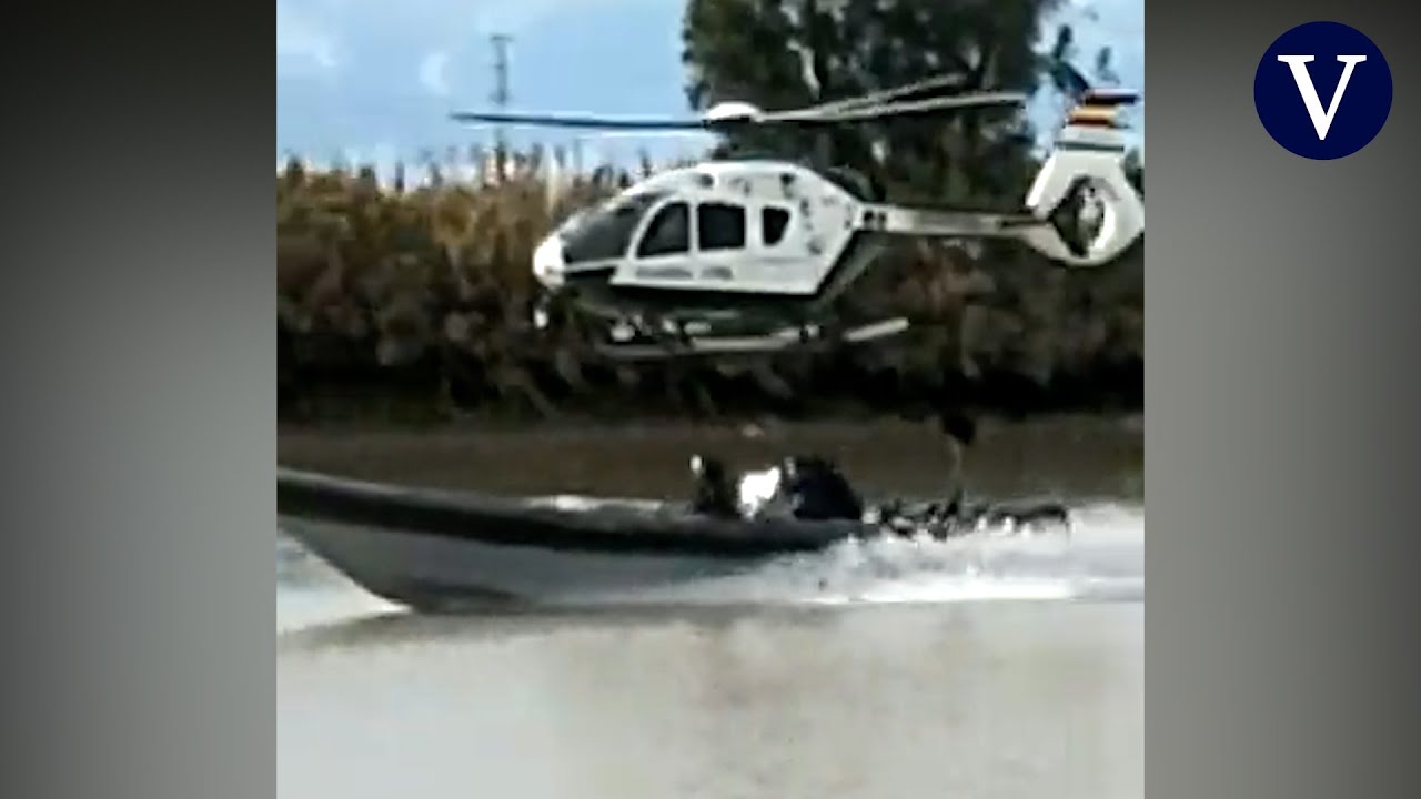 Un helicóptero y una patrullera persiguen a una narcolancha por el río Guadalquivir