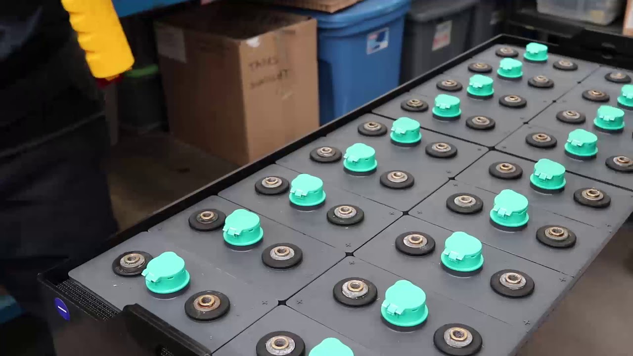 Baterías y cargadores para montacargas eléctricos | Manejo de materiales
