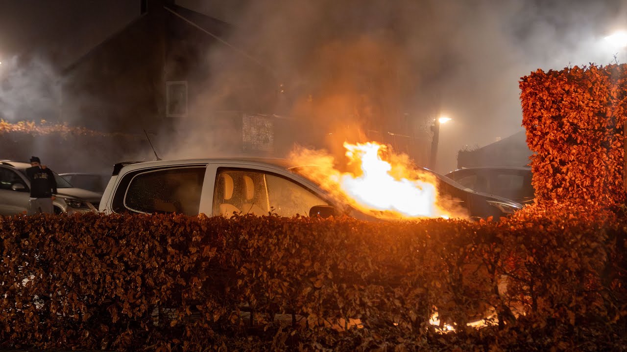 Auto in brand in De Vijfhoek in Deventer, geen aanwijzingen voor brandstichting