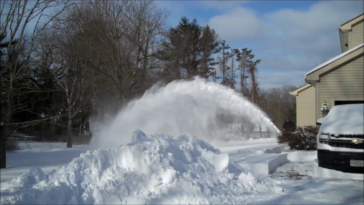 Toro Snowmaster 7hp 724 qxe Heavy wet snow! Lots of wind! Not enough traction towards end!