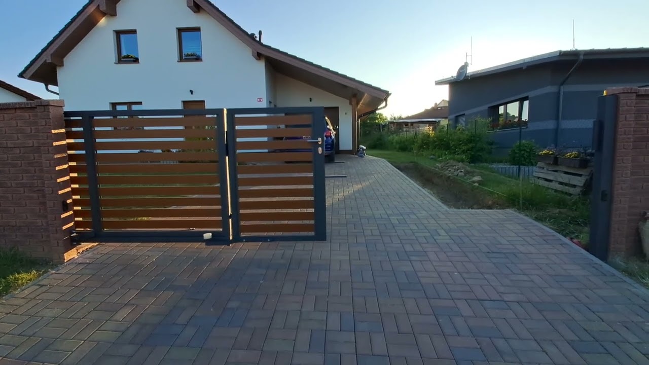 Posuvná brána s integrovanou brankou - GS KOVO