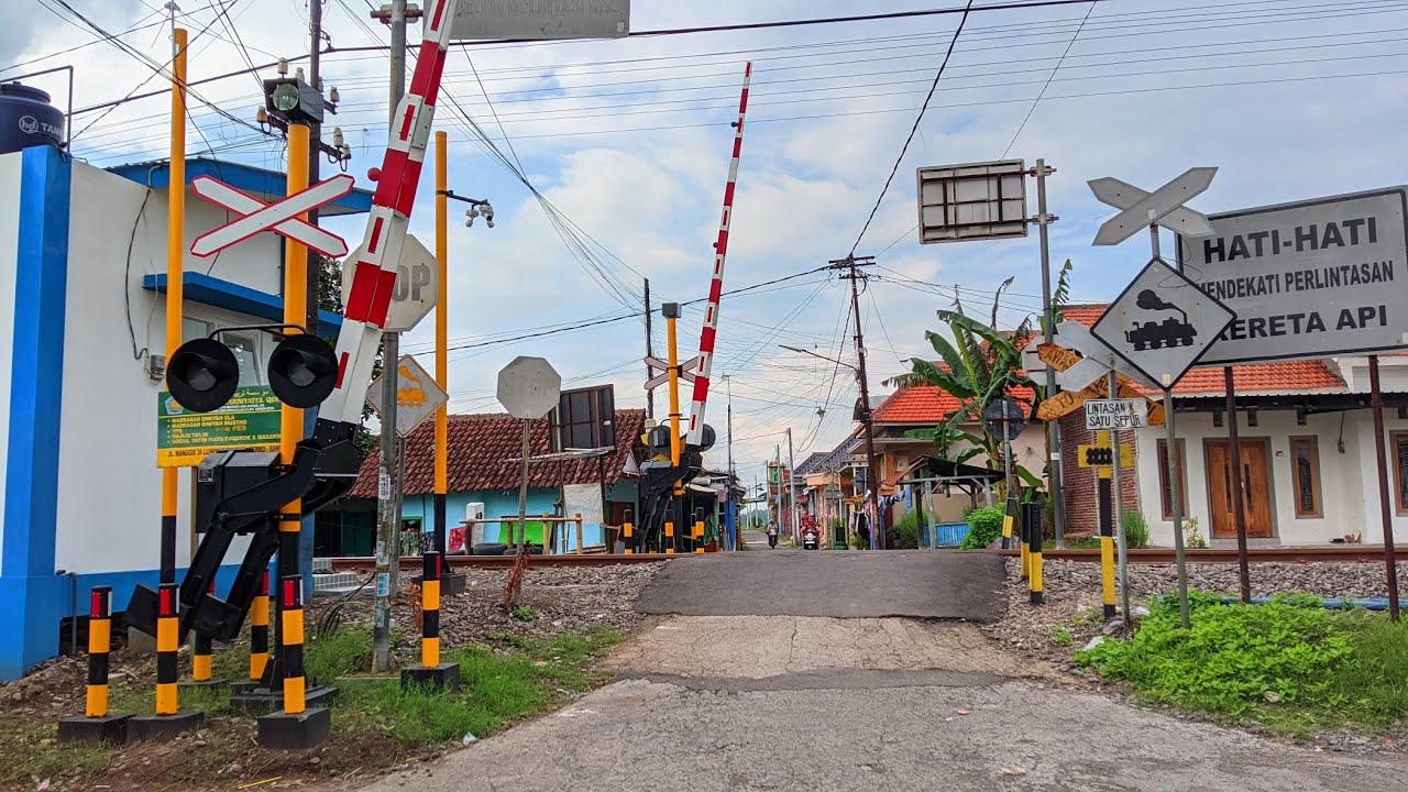 Perlintasan KA Baru JPL 102 Jl Manggis Lumpangbolong Dermo Kec. Bangil Pasuruan Jawa Timur