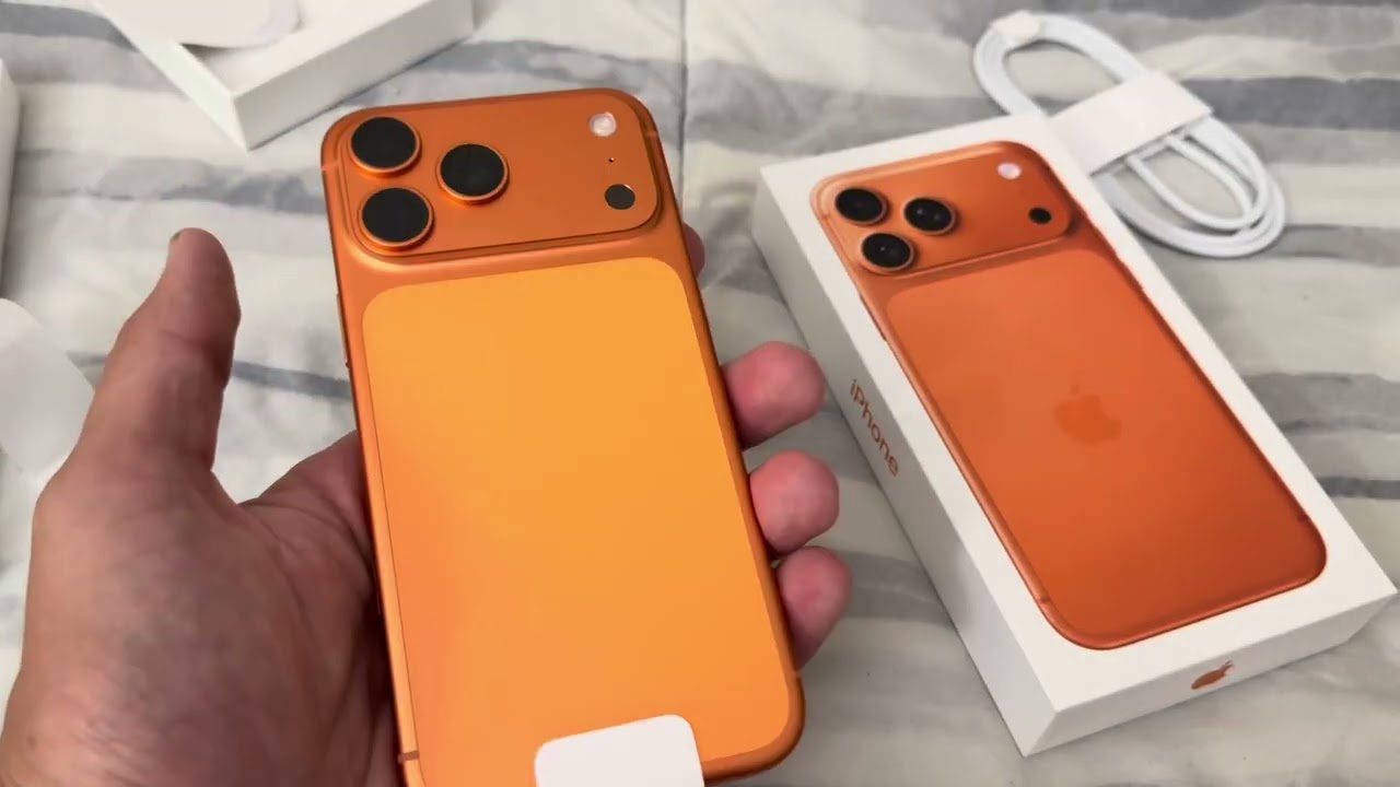 Распаковка iPhone 17 Pro Max цвета «Космический оранжевый».