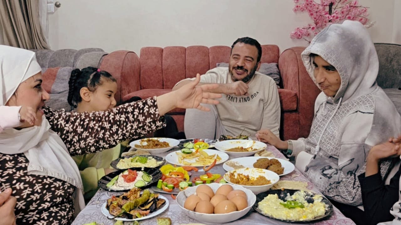 بيحسب كده اللي هو رده لي ابقى قابلني دخل وقف في المطبخ اليوم كله تعالوا شوفوا عمل لنا اكل ايه بس خد