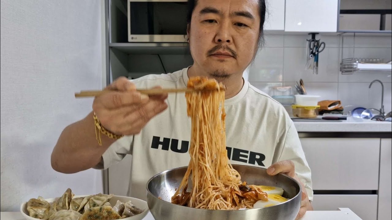 오랜만에 김치비빔국수 그리고 만두도 있어야죠