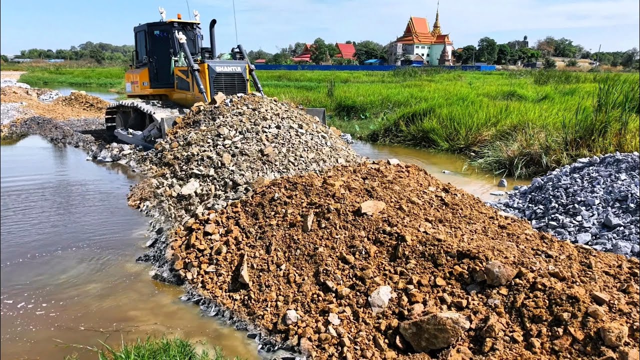 OME Skill Pushes Processing Landfill! Site Using With Dozer DH17C3 Pour Soil into Flooded Land