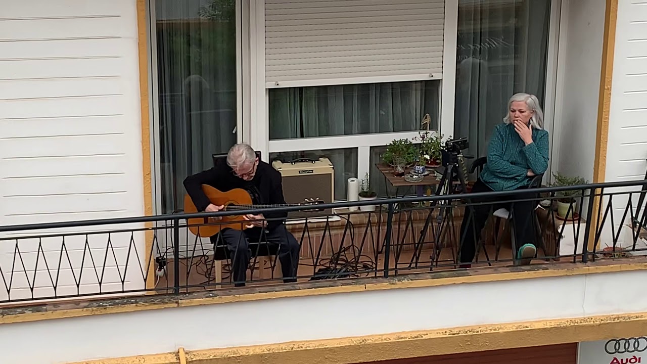 Amarguras a la guitarra desde un balcón del centro de SEVILLA