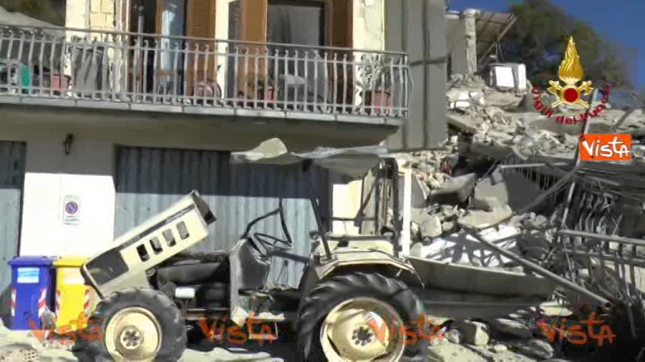 Terremoto, Pescara del Tronto: la voragine nell'asfalto
