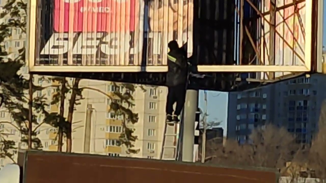 #установкарекламынащите        Как размещали рекламу на большом щите.