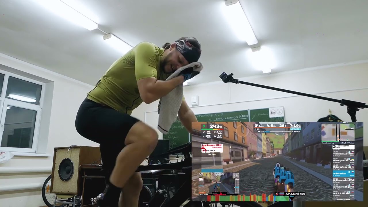 Небольшой отрывок из гонки серии KOMON в виртуальном мире Zwift!