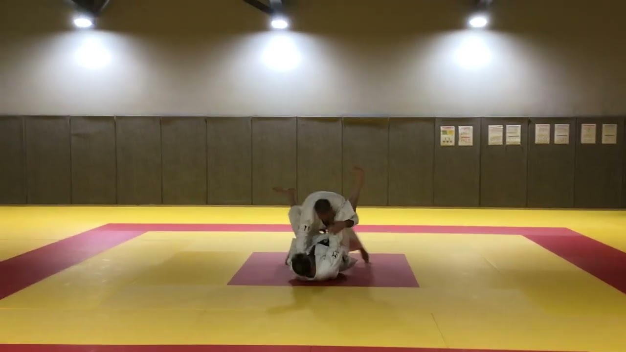 Ne-Waza Uke entre les jambes de Tori par Frédéric Comparon