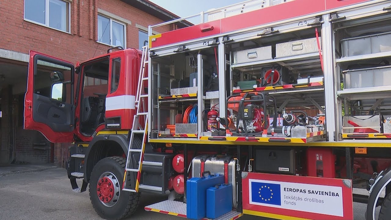 Jēkabpils ugunsdzēsēji saņēmuši jaunu dienesta auto glābšanas darbu veikšanai