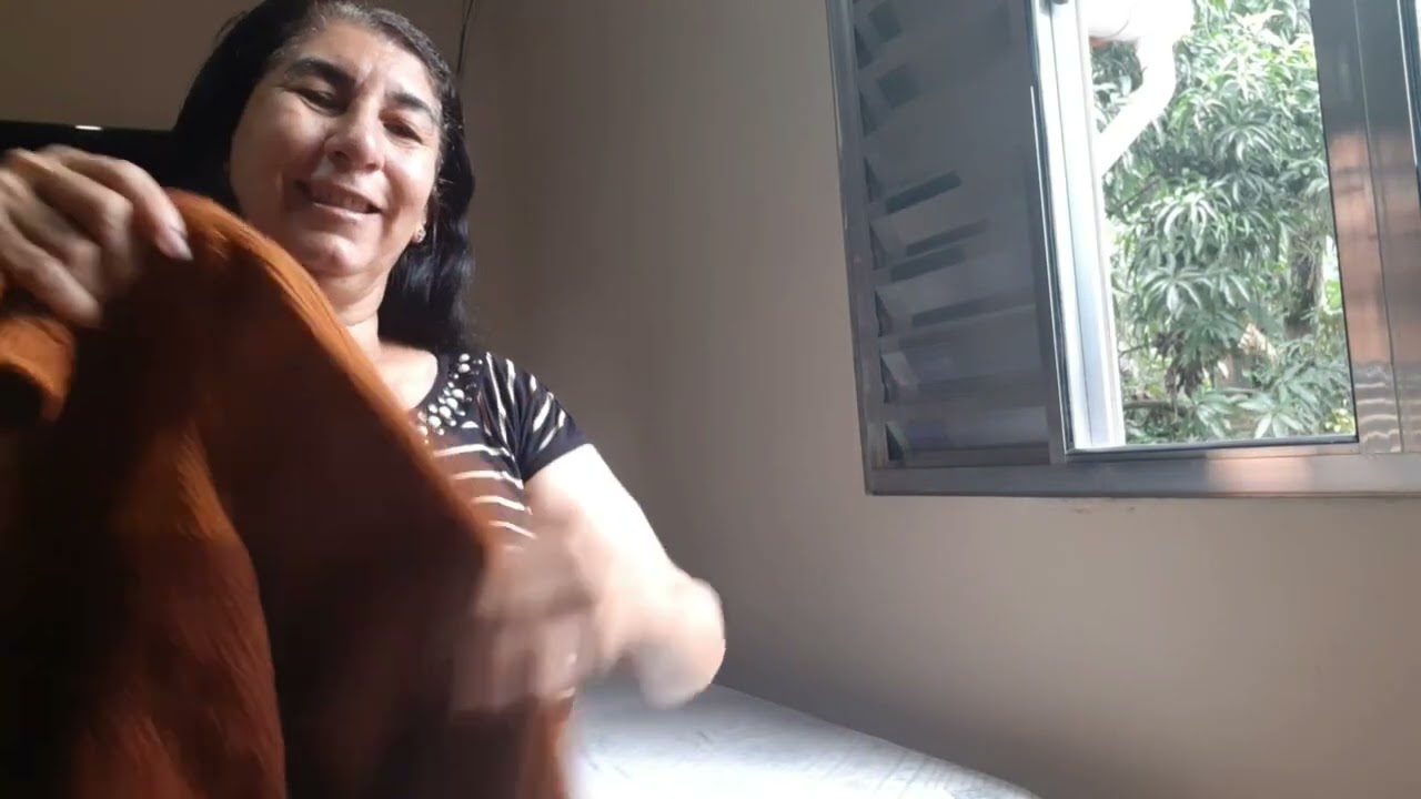 Fiz uma blusa de lã em  tricô e estou fazendo um tapete de linha barbante. 