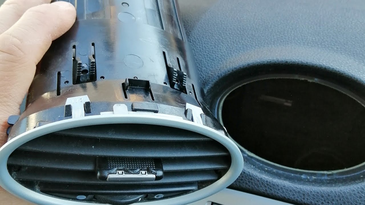 how to remove air vent on Ford Focus mk2